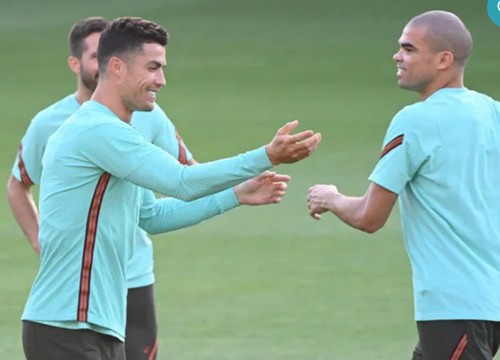 Phản ứng của Ronaldo khi Pepe trở lại