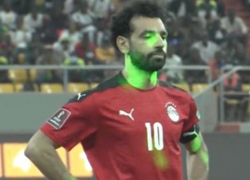 Salah liên tục bị chiếu laser vào mặt, Ai Cập mất vé dự World Cup 2022 vào tay Senegal của Mane