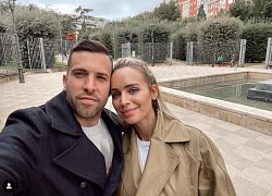 Vợ Jordi Alba phủ nhận đeo &#8216;ba lô ngược&#8217;