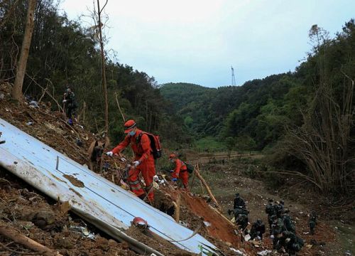 Tìm thấy hơn 10 giấy chứng nhận kết hôn của cặp đôi mới cưới tại điểm rơi máy bay Trung Quốc, những bức hình ngọt ngào quá sức nhói lòng