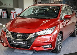 Xe Nissan Almera dáng đẹp nhưng bị hấp hơi kính, có nên mua không?