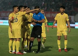 CLB V-League phản pháo lại VPF sau vụ 'check VAR chưa từng có'