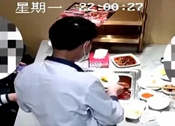 Clip: 2 người đàn ông bỏ lưỡi dao vào nồi lẩu để kiếm bữa ăn miễn phí