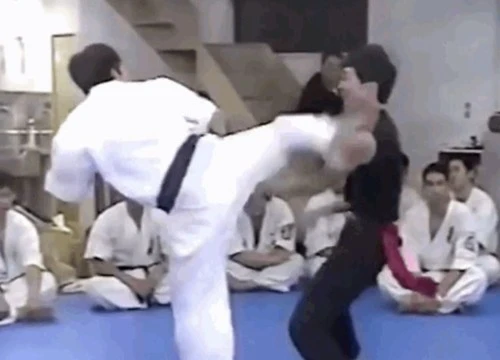 Clip: Tỉ thí cao thủ Karate, võ sĩ Túy quyền bị đánh cho bầm dập