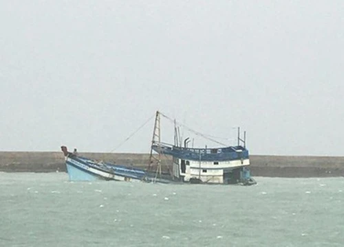 Ninh Bình: Một phụ nữ mất tích trên biển do tàu chở cát đâm chìm tàu đánh cá