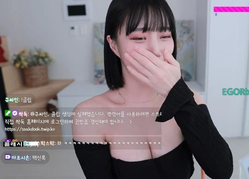 Nữ streamer khoe vùng da dưới cánh tay với biểu cảm sexy, fan "tá hoả" khi nhận ra có điều bất ổn