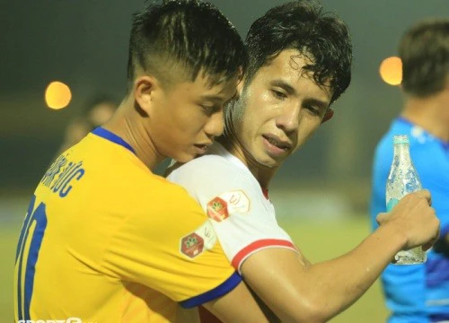 Phan Văn Đức ôm thắm thiết Hồng Duy, Quế Ngọc Hải động viên Văn Toàn sau trận thắng 2-0