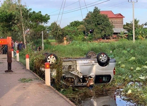 Tránh nhau trên đoạn đường hẹp, tài xế xử lý đầy mạo hiểm, CĐM khen hết lời: "Quá đỉnh"