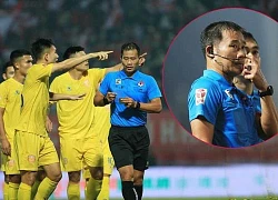 Trọng tài V-League 'check VAR': Đúng hay sai luật?