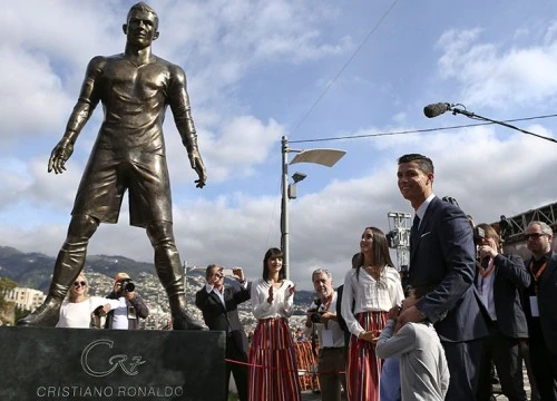 Tượng Ronaldo hao mòn vì bị fan "sàm sỡ"