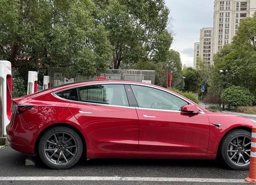 Xe Xanh: Lỗi hệ thống, Tesla yêu cầu người dùng phải trả phí sạc điện tương đương 13,9 tỷ đồng