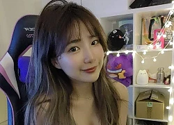 Mặc bikini tắm bồn để ăn mừng thành tích 5.000 subs, nữ streamer xinh đẹp suýt thì gặp sự cố "bay kênh" do quá gợi cảm