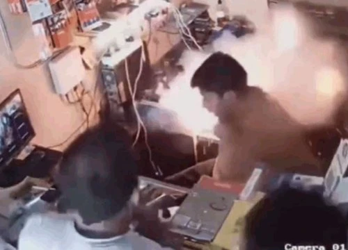 Clip: Điện thoại iPhone bất ngờ phát nổ, chủ cửa hàng hoảng sợ bỏ chạy
