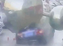 Clip: Kinh hoàng cảnh quả bóng khổng lồ rơi bẹp đuôi ô tô