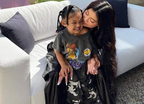 "Cô chiêu" 4 tuổi của tỷ phú Kylie Jenner sinh ra ngậm thìa vàng, có cuộc sống xa hoa: Đi chơi bằng máy bay 1 nghìn tỷ đồng, tủ đồ hàng hiệu tương đương cả căn nhà