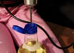 Cô gái đăng clip bày cách tiết kiệm dầu ăn bằng&#8230; máy khoan, tự nhận là mẹo vặt hữu ích nhưng dân mạng lại cho là trò câu view