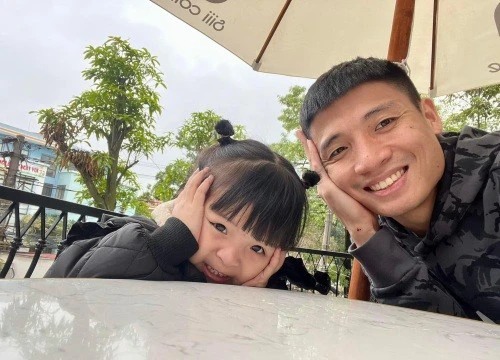 Con gái Tiến Dũng bắt bố xin lỗi vì dẫm lên chân mẹ