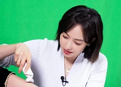 Cùng livestream với nhãn hàng, Nhiệt Ba chứng minh mình ở cái tầm qua cách chọn váy thông minh lấn át tất cả