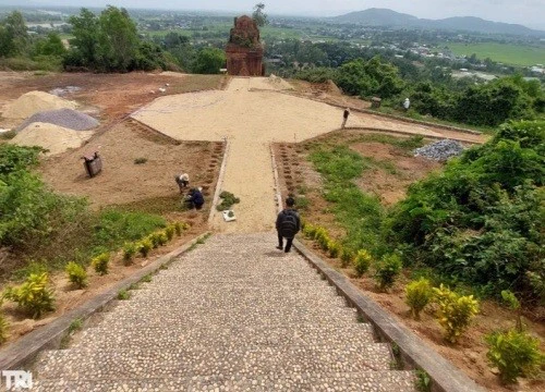 Di tích tháp Chăm cổ gần 1.000 năm tuổi bị "đe dọa"