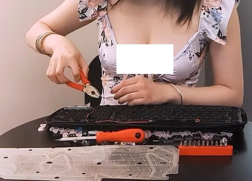 Làm clip dạy game thủ tháo rồi vệ sinh bàn phím theo phong cách 18+, nữ YouTuber "giấu mặt" nhận cái kết ê chề, thất bại thảm hại