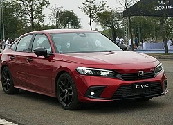 Gần 900 triệu: 'So găng' Honda Civic và Mazda 3 ở phiên bản cao nhất