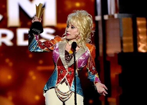 Lainey Wilson và Parker McCollum nhận giải tại ACM Awards 2022