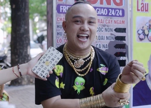 Chủ quán chân gà đeo hơn 50 cây vàng trên người: Khó thở, tay mất cảm giác vẫn thích đeo