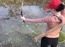 Mang cung tên và đi dọc con mương, cô gái liên tục bắn trúng mục tiêu: Thu hoạch bất ngờ