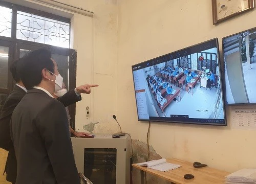 Mở cửa trường học: Thầy cô miệt mài giảng dạy "on - off"