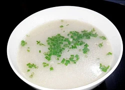 Nam sinh khó chịu vì bị cô lao công nhìn chằm chằm, 2 tuần sau biết lý do, cậu đã khóc