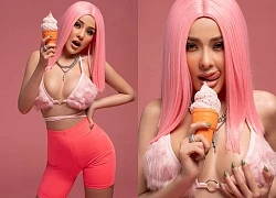 Ngân 98 tung ảnh ăn kem khiêu khích, đôi tay hư nâng gò bồng "siêu to khổng lồ"