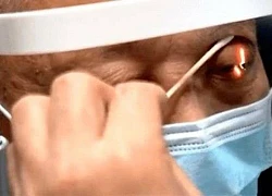 Người đàn ông mắc chứng bệnh kỳ lạ, cứ ăn vào là... khóc