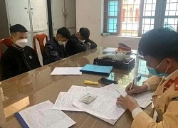 "Quái xế" ngang nhiên lái xe máy bằng chân, tay bấm điện thoại