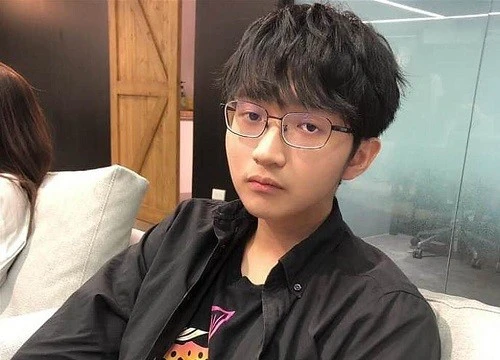 Tố bị đồng nghiệp nhậu say, sàm sỡ vòng một của mình, nữ streamer xinh đẹp bất ngờ khi thủ phạm thừa nhận "không nhớ gì"