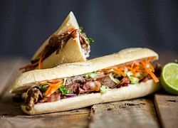 Làm bánh mì kẹp bò và ngò tươi cho bữa sáng