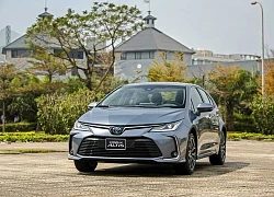 So sánh trang bị Toyota Corolla Altis vừa ra mắt với đối thủ Honda Civic 2022, xe nào đáng chọn?