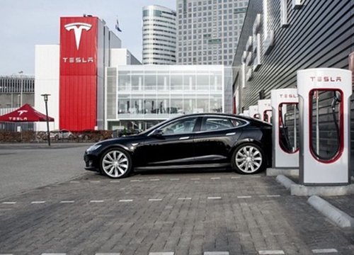 Tesla cho người Ukraine sạc xe điện miễn phí