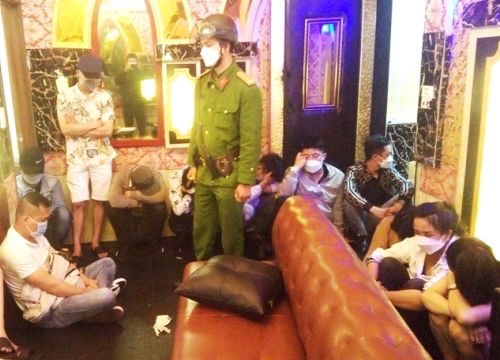 15 nam nữ "bay lắc" trong quán karaoke ngày khai trương