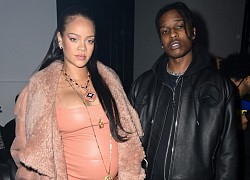 Ca sĩ Rihanna diện đồ bó, "ôm" bụng bầu dự show thời trang cùng bạn trai