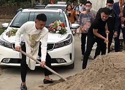 Chú rể đi đón dâu bị đống cát ngáng đường