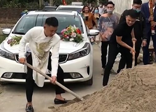 Chú rể đi đón dâu bị đống cát ngáng đường