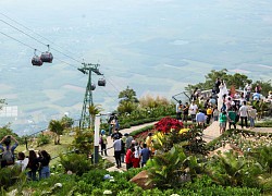 Đông đảo khách đến check-in trên đỉnh núi Bà Đen cao nhất Đông Nam bộ