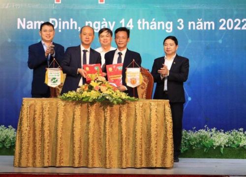 HLV Văn Sỹ: 'Giá của Quang Hải là cao nếu ở V.League'