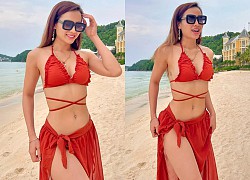 Phương Trinh Jolie khoe thân hình nóng bỏng trên bãi cát