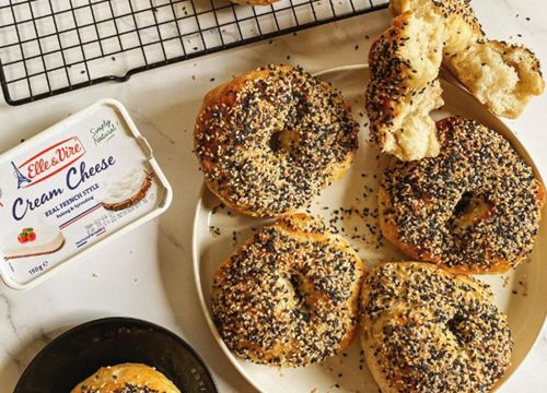 Cách làm Bánh bagel vừng thơm ngon, mới lạ cực đơn giản