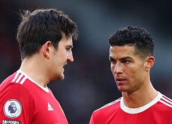 Maguire va vào Ronaldo trong pha phối hợp phạt góc