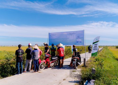 Một anh giáo viên dạy Hóa mạo hiểm mang "máy bay" về làng rồi bay khắp cánh đồng miền Trung - Tây Nguyên chăm lúa