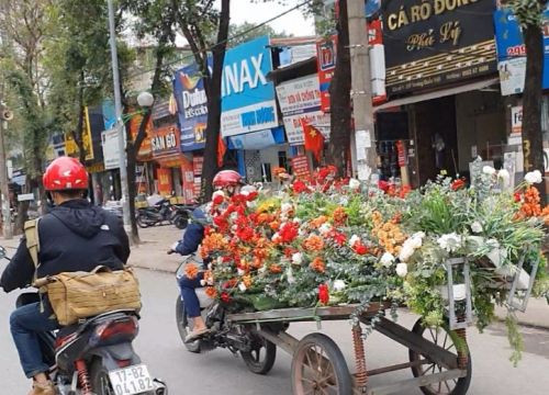 Nhức mắt xe máy 'hết đát' kéo xe thùng tự chế gây mất an toàn giao thông trên phố