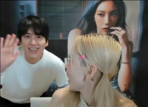 Taeyeon (SNSD) đang video call với fan, Kyuhyun (Suju) bỗng hành động khiến dân tình tranh cãi nảy lửa