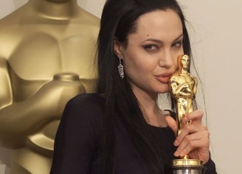 Vì 1 nụ hôn ở Oscar, Angelina Jolie đã hại anh trai thê thảm đến mất cả sự nghiệp: 22 năm sau ngoại hình xuống cấp gây sốc!